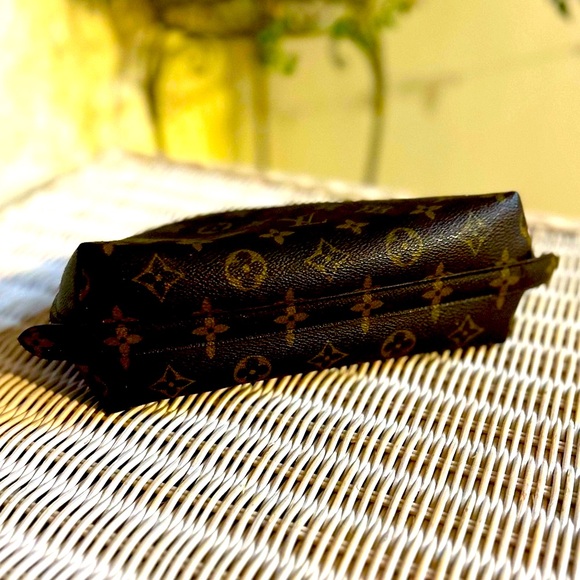 🦁 Louis Vuitton LV Monogram Travel Pouch Bag - Picture 8 of 13